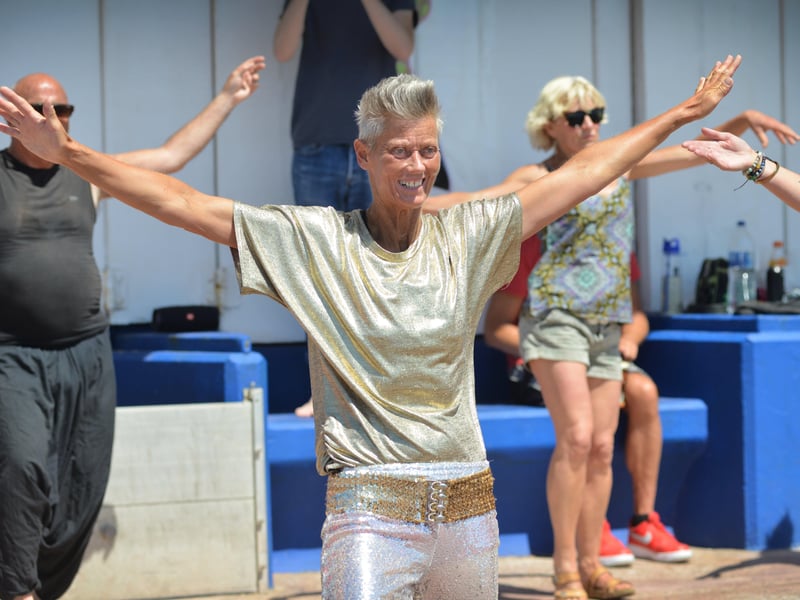People enjoying the bank holiday sun on May 31.Disco Deb's Beach Boogie on St Leonards seafront. SUS-210531-141358001