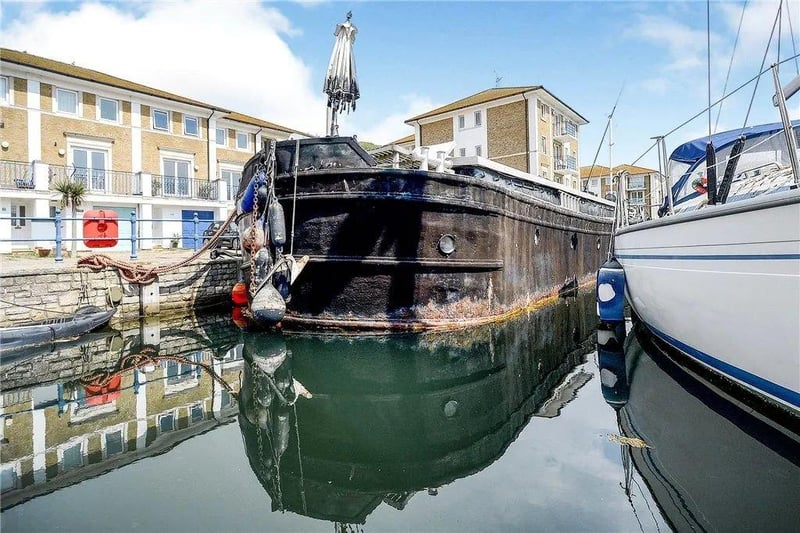 Beautiful houseboat which has undergone extensive renovation. Price: £199,950.