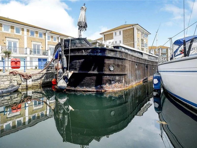 Beautiful houseboat which has undergone extensive renovation. Price: £199,950.