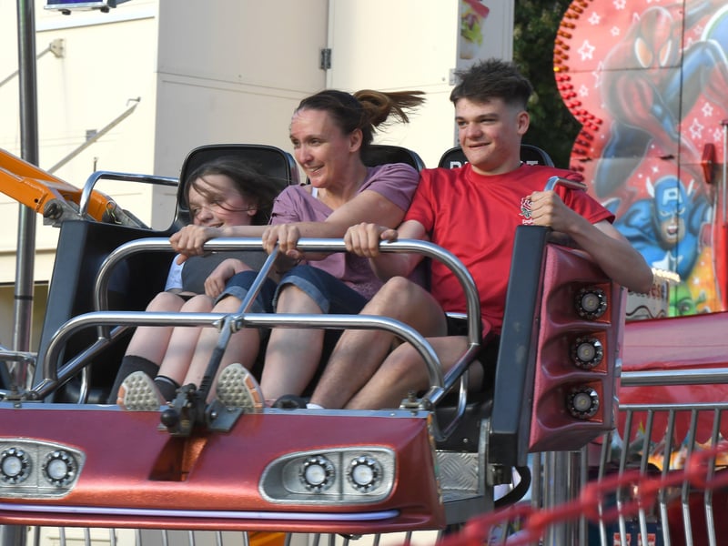 Fun Fair on Sleaford Rec. Katie Martin with Dan Martin 17 and Millie Martin 10 of Sleaford EMN-211006-082240001
