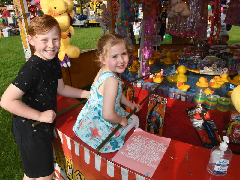 Fun Fair on Sleaford Rec. Hattie Foster 3 and Ethan Kay 9 of Sleaford EMN-211006-082328001