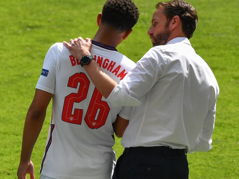 Gareth Southgate gives instruction to Jude Bellingham