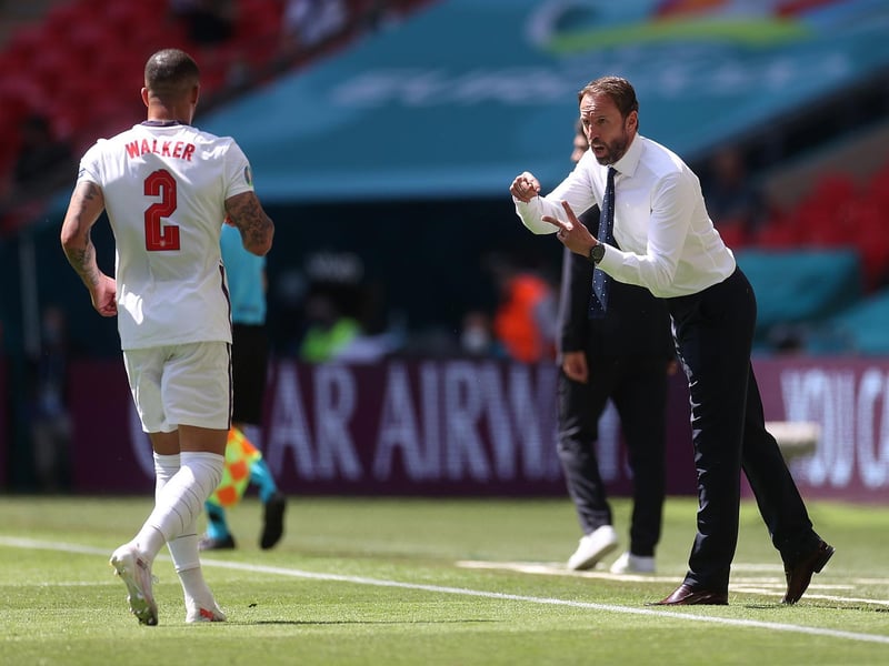 Gareth Southgate gives instructions to Kyle Walker