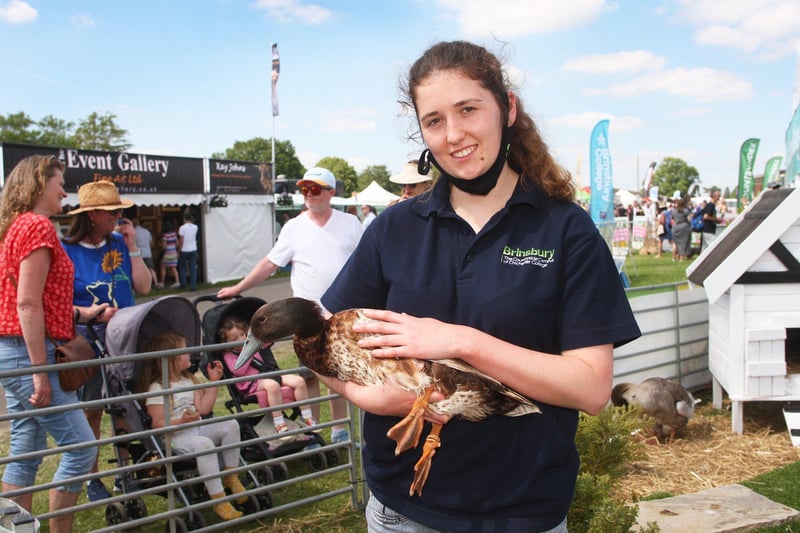 DM21060497a.jpg. South Of England Show 2021. Emma Leete from Brinsbury College, with a Welsh Harlequin Duck. Photo by Derek Martin Photography. SUS-211206-201458008