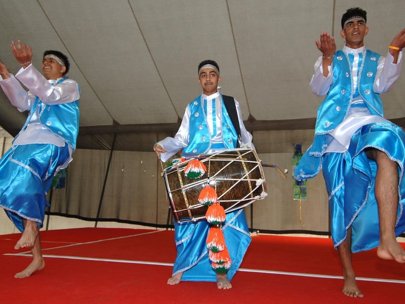 Performers keep the crowds entertained