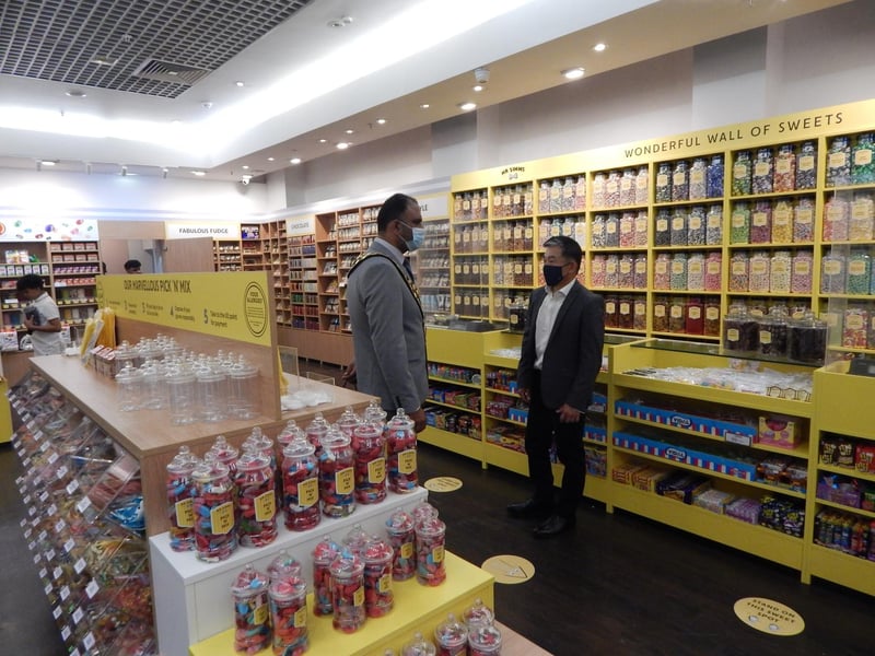 Mayor Shahzad Abbas Malik talks to Tony Change, head of franchising at Mr Simms
