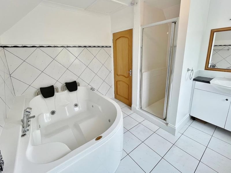 A comfortable looking bath!
