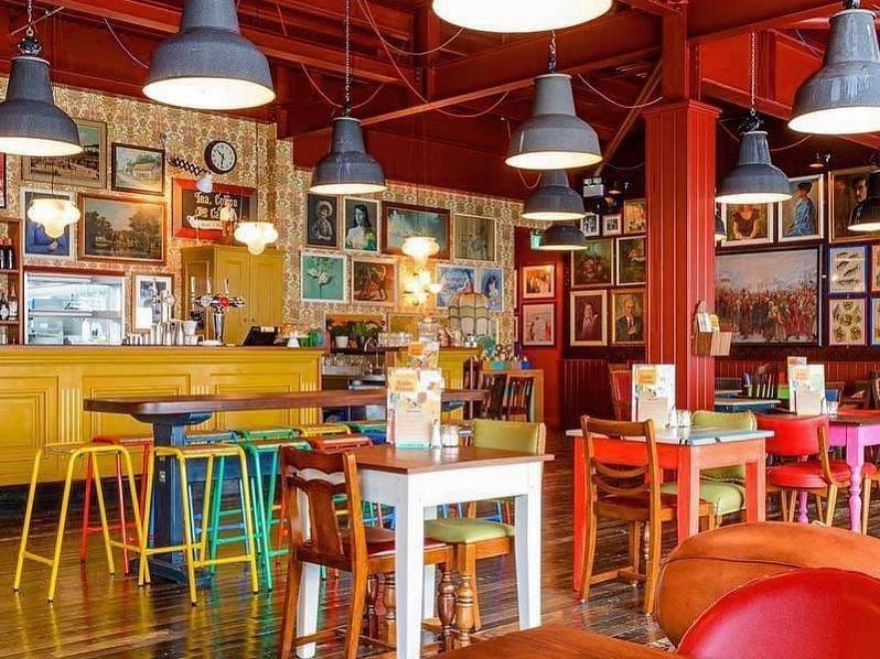 Also a part of the Lounges chain, Castello Lounge in Wellingborough offers a variety of cocktails in a very vibrant and colourful setting.