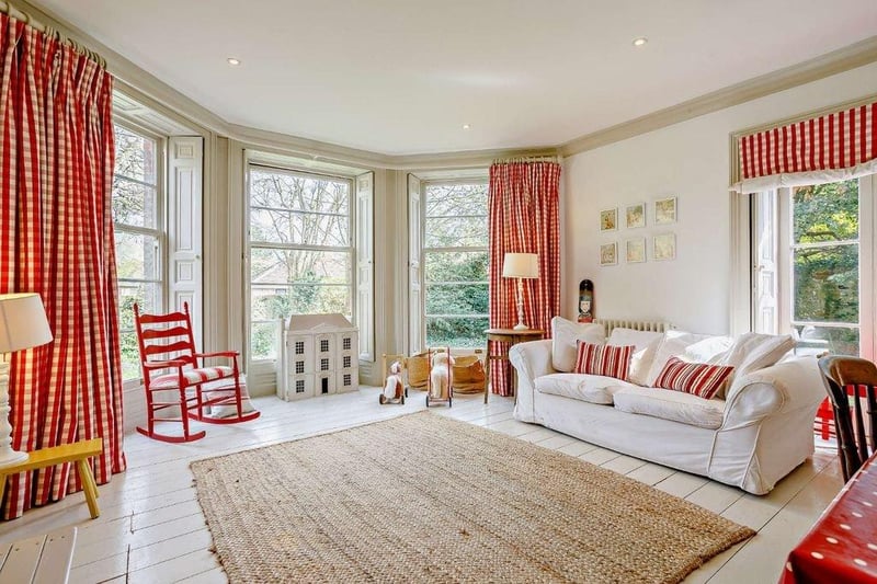 A perfect family room. Photos courtesy of Zoopla SUS-210622-102322001