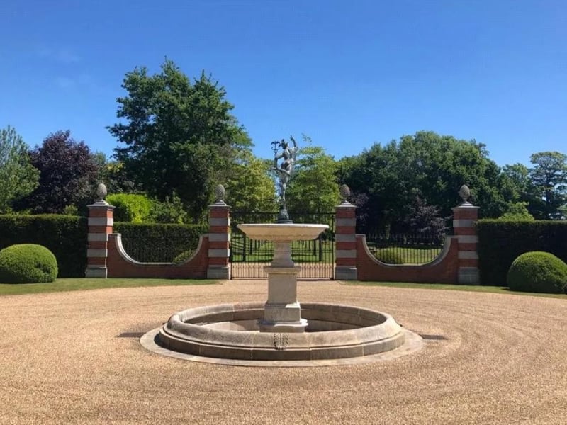 The house has been reconfigured to provide an excellent flow of accommodation combining formal and informal areas, creating a supremely comfortable and luxurious environment.
Picture via Zoopla