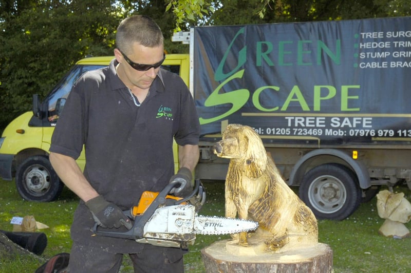 Graville Bray, Green Scape, Kirton, carving a dog using his chainsaw.