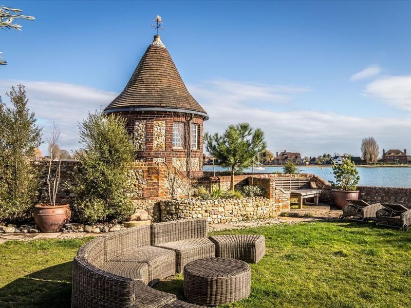 Outside, the gardens have been designed by Meeuwsen Muldoon and include ancient olive tree, arranged around outside dining areas and lawns looking directly over the water.