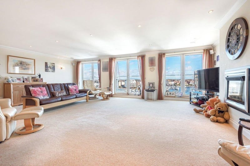 Hamilton Quay: The flat has four bedrooms as well as four bathrooms. SUS-210625-133022001