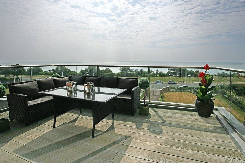 Holywell Court: The flat comes with a beautiful view of the seafront. SUS-210625-133911001