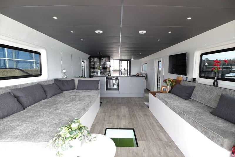 1) The houseboat has two bedrooms and one bathroom. SUS-210629-105223001