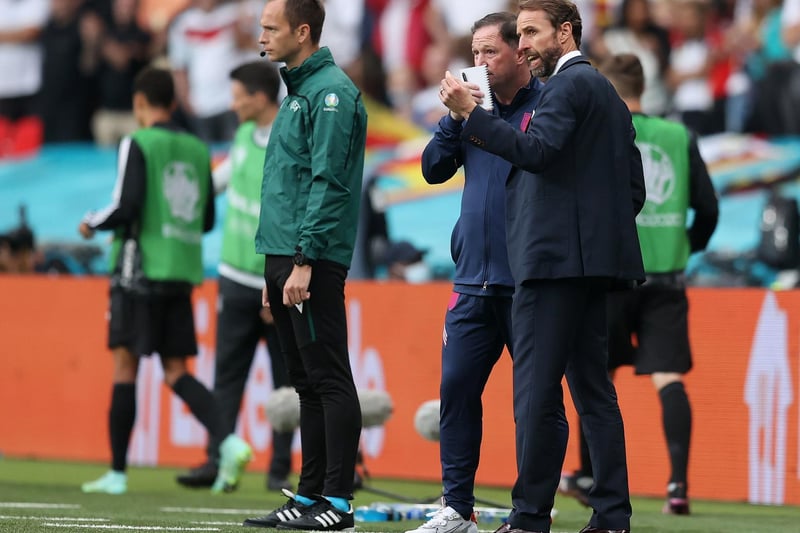 Southgate discusses tactics with Steve Holland