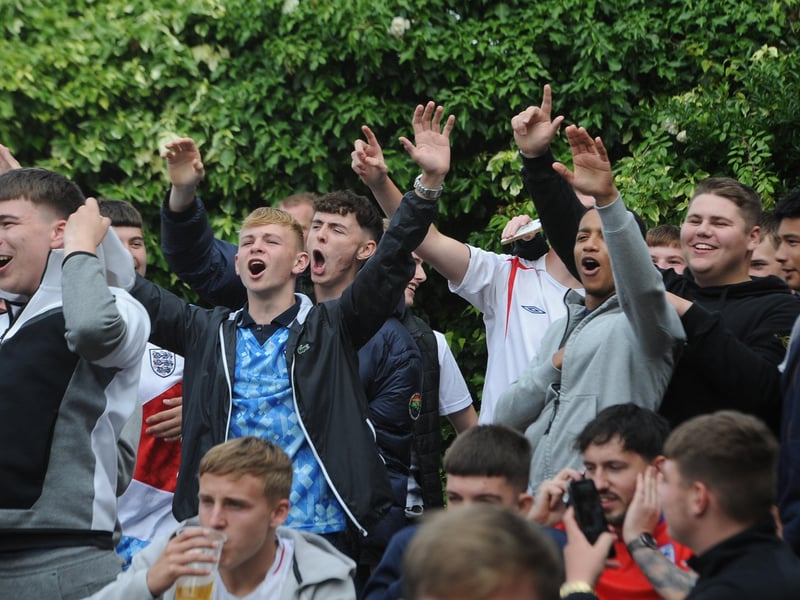 England fans at the Stage, Market Deeping EMN-210629-193707009