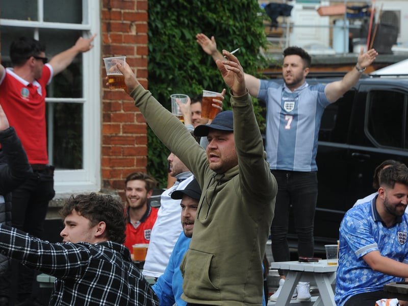 England fans at the Stage, Market Deeping EMN-210629-193718009