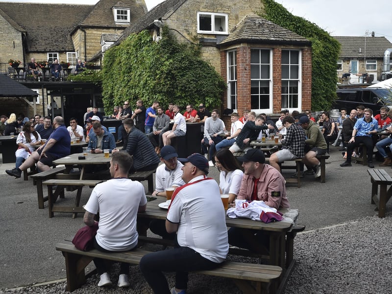 England fans at the Stage, Market Deeping EMN-210629-193740009