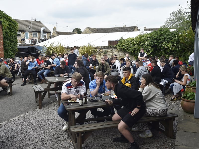 England fans at the Stage, Market Deeping EMN-210629-193751009