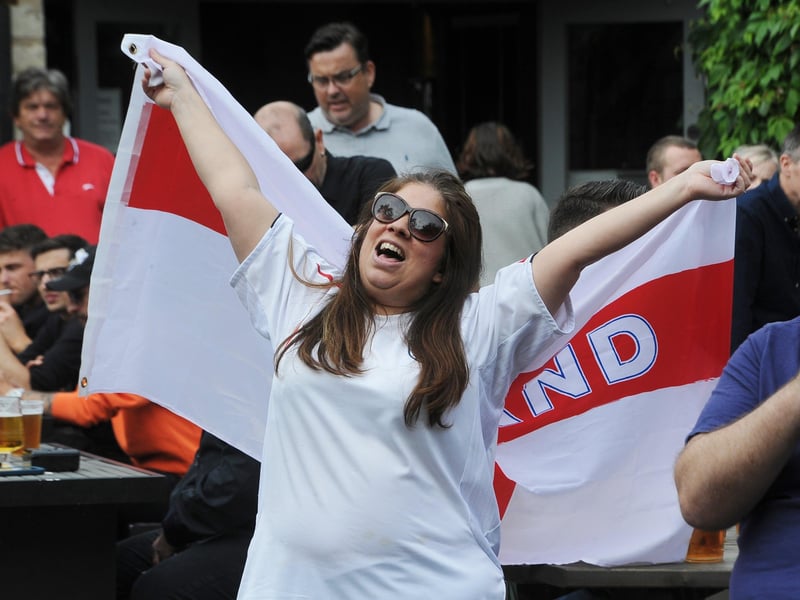 England fans at the Stage, Market Deeping EMN-210629-193634009