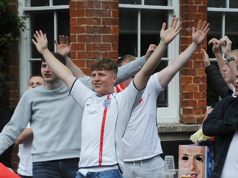 England fans at the Stage, Market Deeping EMN-210629-193645009