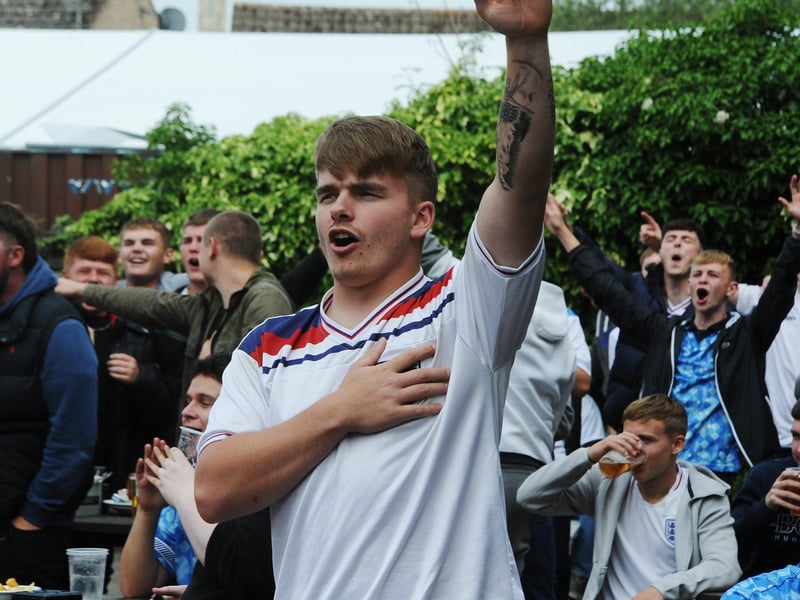 England fans at the Stage, Market Deeping EMN-210629-193656009
