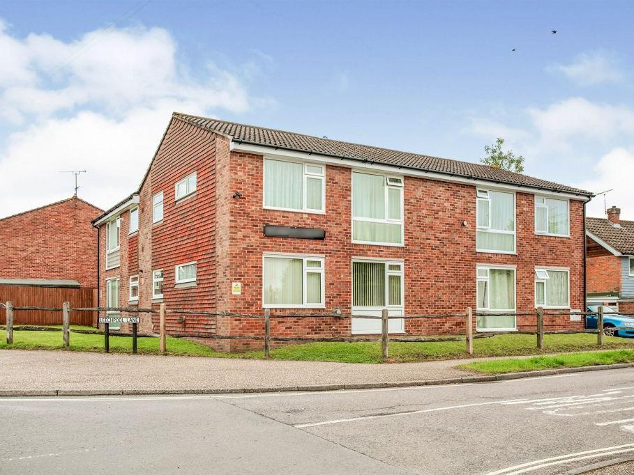 This well-presented one-bedroom flat in Crawley Road, Horsham, has a guide price of £190,000.
It has a spacious and light lounge / dining area, a lrge bedroom and a newly fitted kitchen as well as allocated parking.