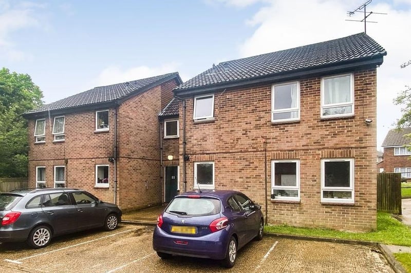 A ground floor studio flat that benefits from off street parking, well located for the Shopping and Recreational amenities of Crawley.