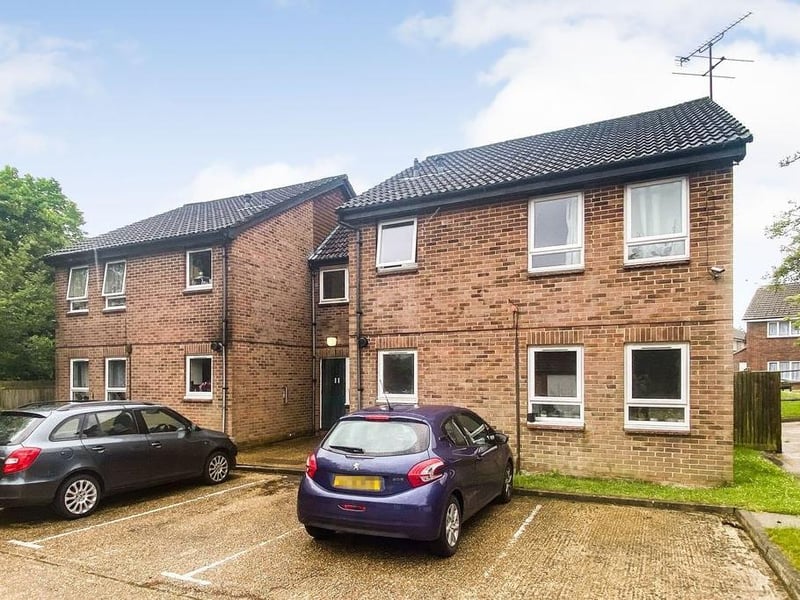 A ground floor studio flat that benefits from off street parking, well located for the Shopping and Recreational amenities of Crawley.