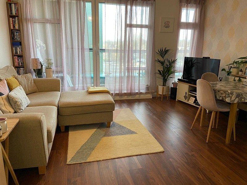 Shared ownership (25% share). A modern one bedroom fifth floor apartment, located in the heart of Crawley Town Centre.On with Zoom995