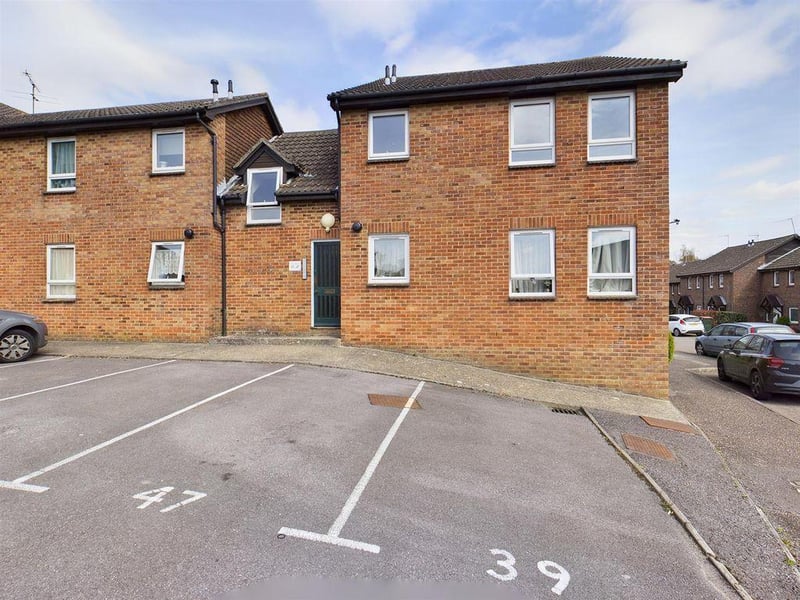 A first floor purpose built studio apartment which would make an ideal investment purchase. The property is currently vacant but was previously rented for around £650pcm. The flat benefits from upvc double glazed windows, fitted wardrobes with pull down bed, white bathroom suite and allocated parking for one car. On with Astons
