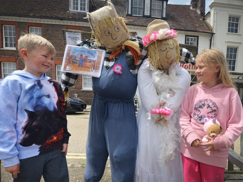 Battle Scarecrow Festival 2021.
Frankie and Kesha with Battle Pre-School Playgroup's scarecrow. SUS-210407-142359001