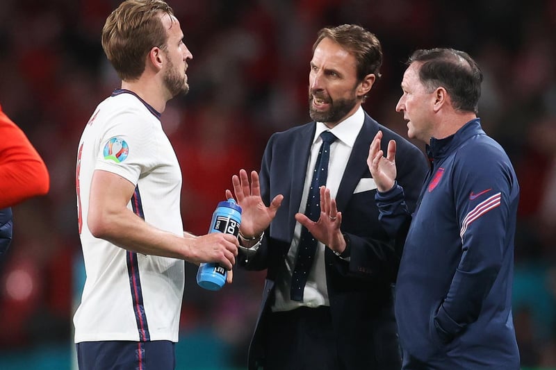 Gareth discusses tactics with Harry Kane and Steve Holland before extra-time