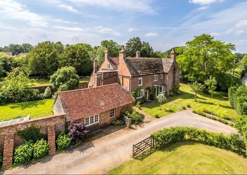 Dating from the 16th century Theobalds Farm is a large former farmhouse.