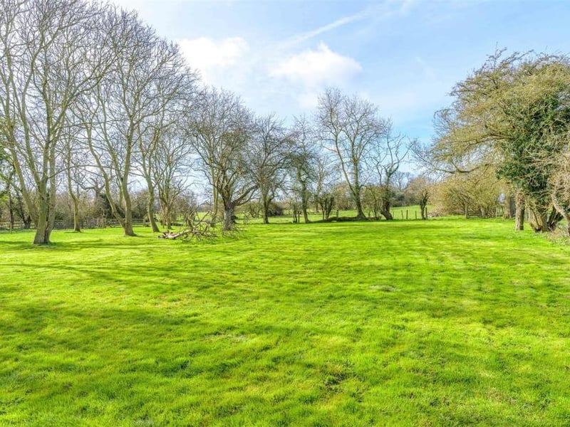 This stunning home complete with six bedrooms and six bathrooms is on the market for 1.5 million.
Listed by Fine & Country, marketed by Rightmove.