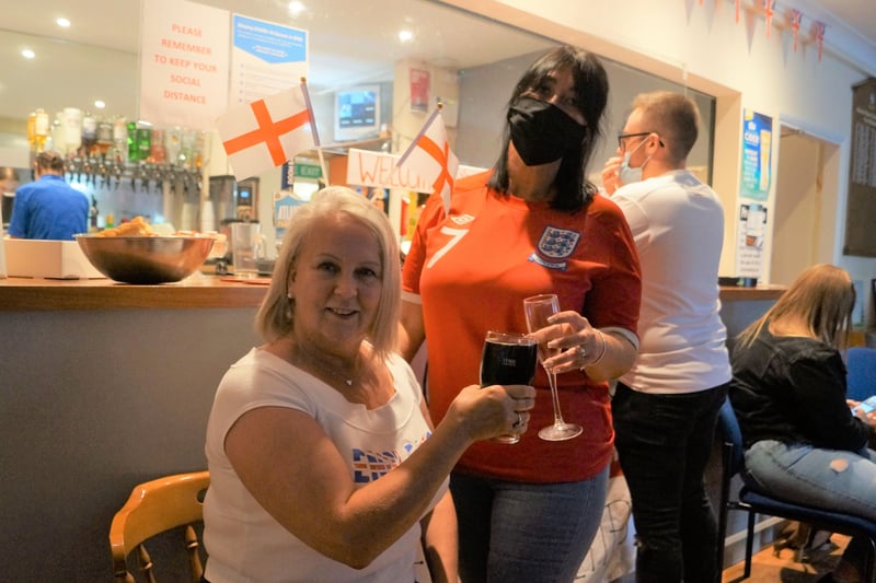 Smiles and cheers ahead of the Euro2020 final in Rasen's pubs EMN-211207-071340001