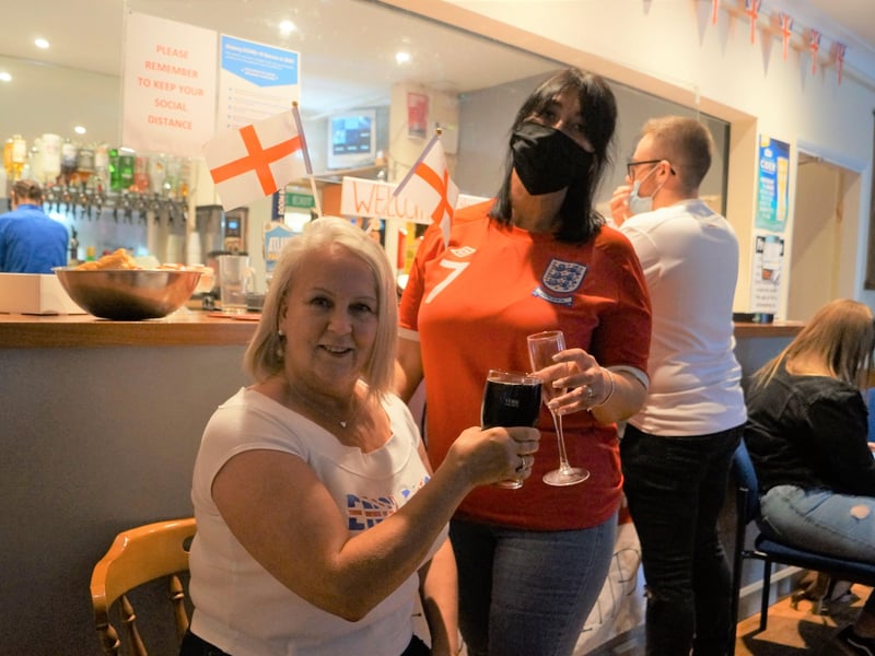 Smiles and cheers ahead of the Euro2020 final in Rasen's pubs EMN-211207-071340001