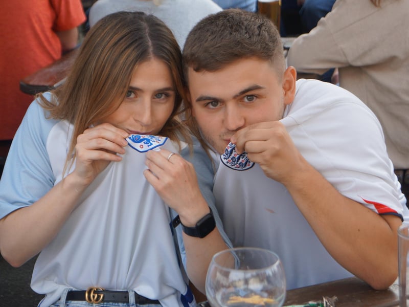 Smiles and cheers ahead of the Euro2020 final in Rasen's pubs EMN-211207-071209001