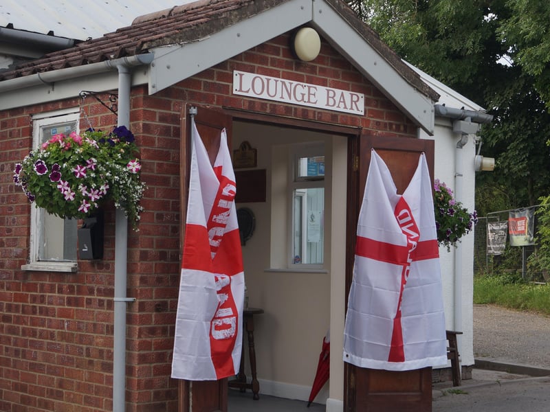 Smiles and cheers ahead of the Euro2020 final in Rasen's pubs EMN-211207-071413001