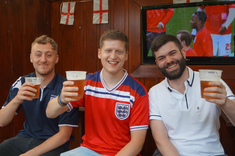 Smiles and cheers ahead of the Euro2020 final in Rasen's pubs EMN-211207-071232001