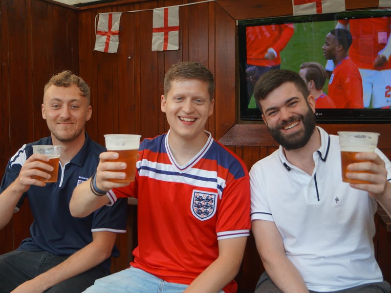 Smiles and cheers ahead of the Euro2020 final in Rasen's pubs EMN-211207-071232001
