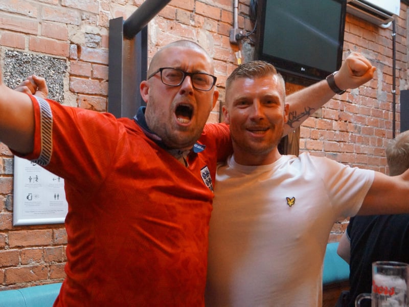 Smiles and cheers ahead of the Euro2020 final in Rasen's pubs EMN-211207-071402001