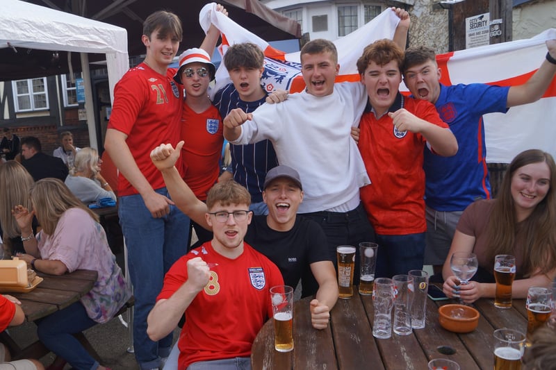 Smiles and cheers ahead of the Euro2020 final in Rasen's pubs EMN-211207-083557001