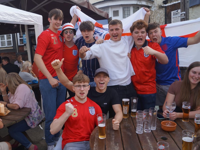 Smiles and cheers ahead of the Euro2020 final in Rasen's pubs EMN-211207-083557001