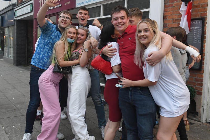 Excited England fans outside The Grapes, Sleaford. EMN-211207-092413001