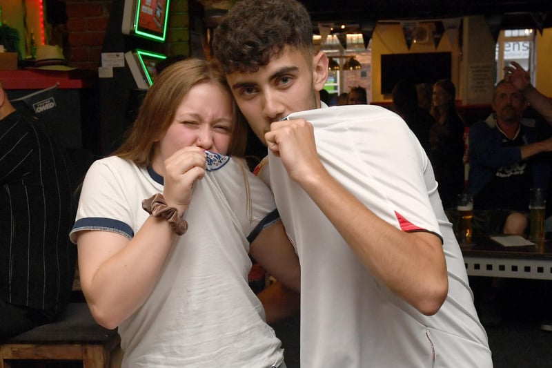 Anxious fans kiss their shirts for luck in the Bull and Dog, Sleaford. EMN-211207-092534001
