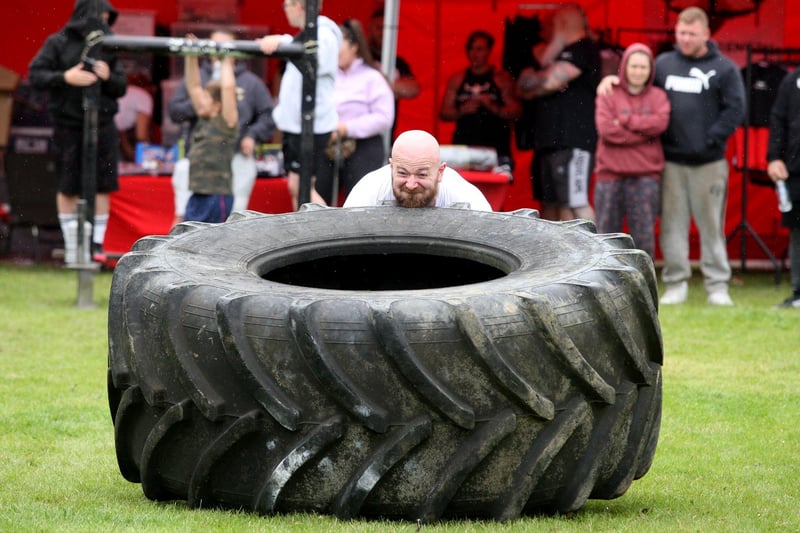 DM21070821a.jpg. Horsham's Strongest Man competition in Colgate near Crawley. Photo by Derek Martin Photography. SUS-211007-204757008