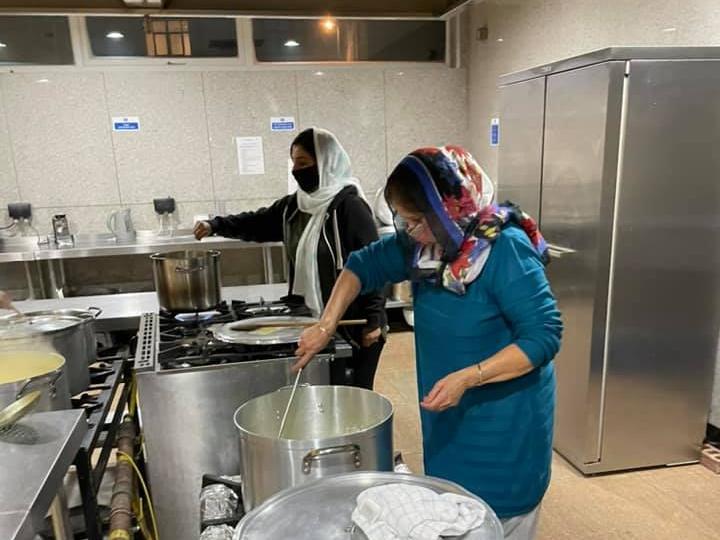A central tenet of the Sikh faith is looking after those in need and the RBN Gurdwara Sahib, the Sikh Place of Worship in Northampton, was certainly a hub for that in 2020.
Their help was initially for the elderly and vulnerable within their own community, providing vegetable curries every week, but has grown to regularly supplying the Hope Centre
in Northampton and any in the Duston community who need their help every week, as well as food packages via local schools, and now a regular foodbank at the Gurdwara.