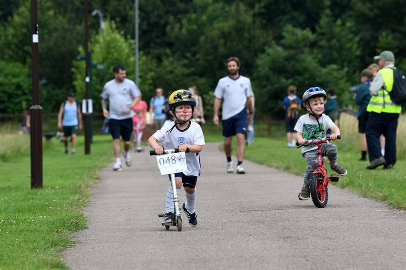 Hundreds of children walk, scoot and run in Milton Keynes (C) Jane Russell Photography